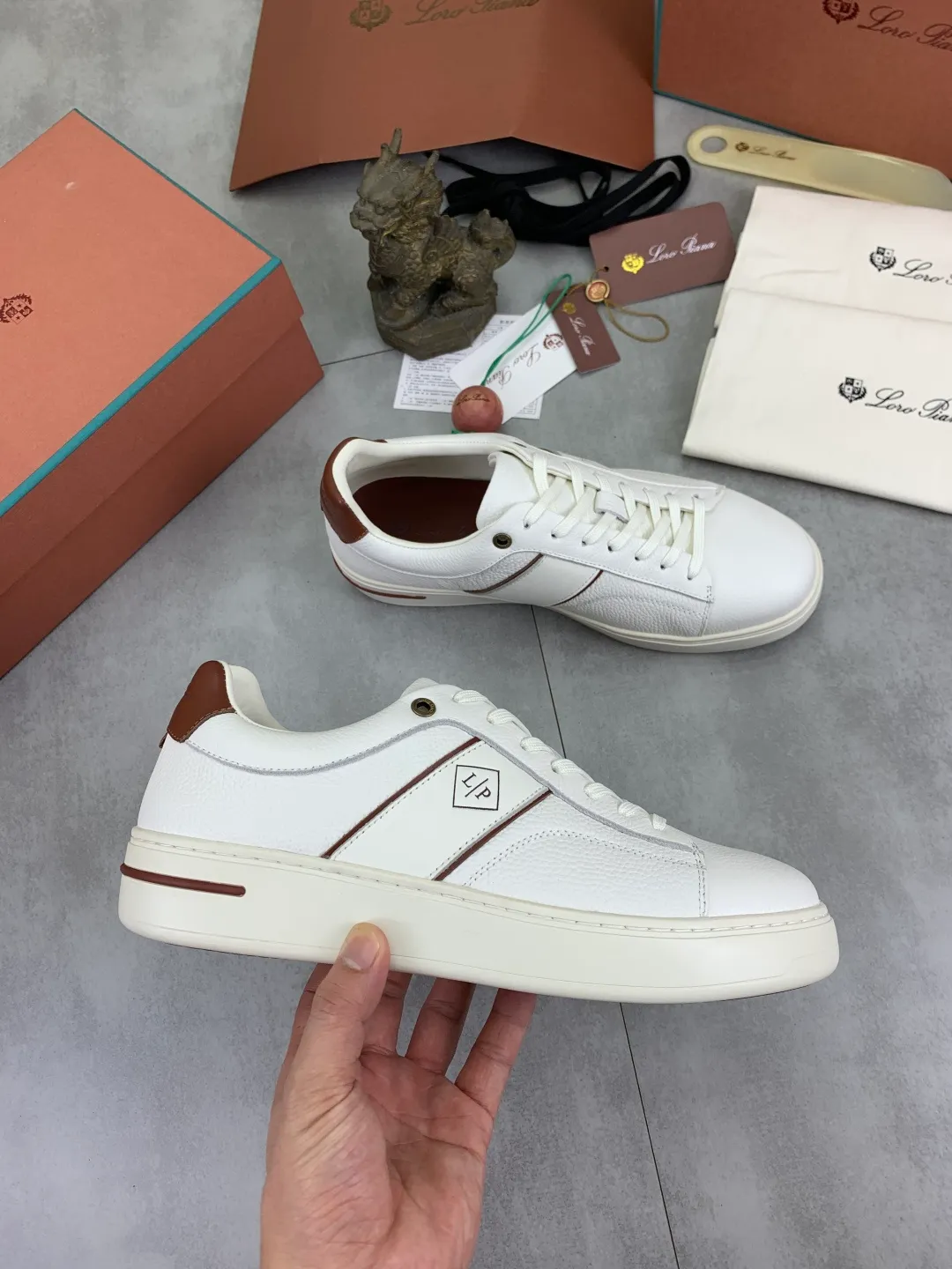 Men's men's shoes 💰P560 New style 💰High quality The latest casual shoes Loro Piana 💯Top grade💯Buy the original copy💯 Founded the existing Loro Piana company on April 24, 1924. It is now the sixth generation of family business, providing top quality products to customers who are discerning in taste and quality. Imported original fly woven fabric with cowhide fabric, plain calfskin lining. Hand-sewn thread with cowhide feet. Original packaging. Number of yards: 38-44 (customized for 45 and 46). 2️⃣ colors available.